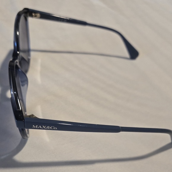 MAX&CO SUNWEAR
MO0084 87W - SHINY TURQUOISE / SHINY LIGHT BLUE Size: 55:18:140MM - Picture 3 of 11